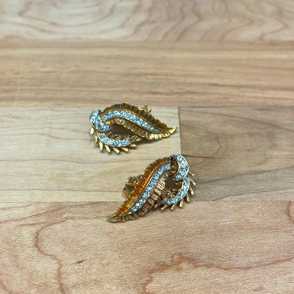 Vintage gold and diamond clip on earrings - Picture 2 of 5